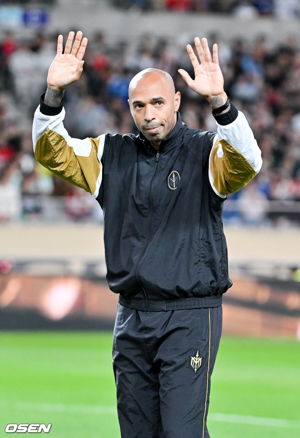 19일 오후 서울월드컵경기장에서 ‘2024 넥슨 아이콘매치(이하 ‘아이콘 매치’)’ 이벤트 매치가 진행됐다.19일과 20일 양일간 서울월드컵경기장에서 열리는 아이콘 매치는 넥슨 축구 게임 'FC 온라인'과 'FC 모바일'에서 은퇴한 전설적인 선수들로 구성된 '아이콘 클래스'에 속한 은퇴 선수들이 한국 경기장에 모이는 이색 경기다. 공격수로만 구성된 'FC 스피어' 팀과 수비수로만 구성된 '실드 유나이티드' 팀이 '창과 방패'를 콘셉트로 대결을 펼쳐 공격수와 수비수 중 어느 포지션이 더 훌륭한지 판가름한다.티에리 앙리가 팬들에게 인사를 하고 있다. 2024.10.19 / soul1014@osen.co.kr