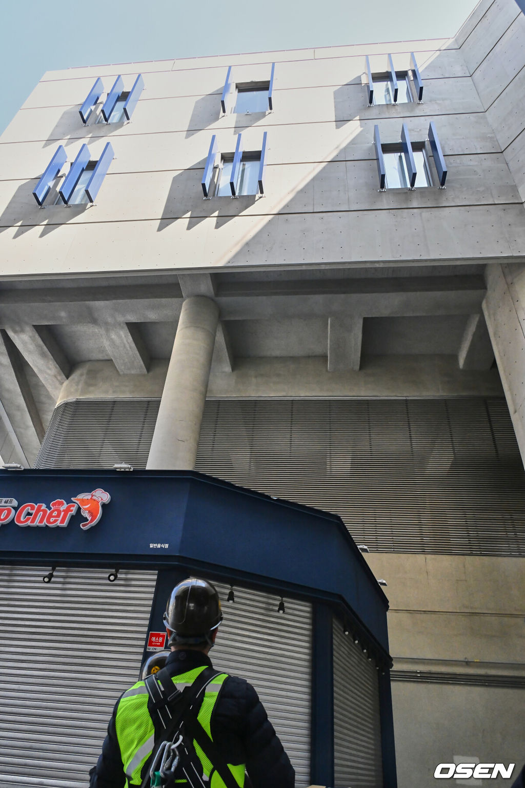 지난달 29일 LG 트윈스와 NC 다이노스와의 경기 중 3루 내야석 매점 부근 약 4층 높이에 있던 알루미늄 '루버'가 떨어져 관중이 사망하는 사고가 발생했다. 해당 사고의 여파로 지난 30일 LG와 NC의 경기는 즉각 취소됐고, 1일부터 3일까지 열리는 SSG 랜더스와의 경기는 3연전을 모두 취소했다. 또한 피해자 애도를 위해 1일 모든 경기는 전면 취소됐다. 관계자들이 창원NC파크 사고 현장을 체크하고 있다. 2025.04.01 / foto0307@osen.co.kr