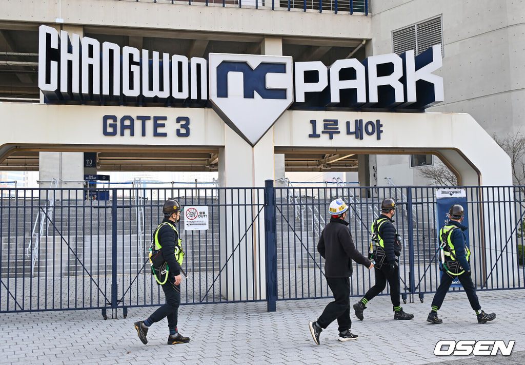 지난달 29일 LG 트윈스와 NC 다이노스와의 경기 중 3루 내야석 매점 부근 약 4층 높이에 있던 알루미늄 '루버'가 떨어져 관중이 사망하는 사고가 발생했다. 해당 사고의 여파로 지난 30일 LG와 NC의 경기는 즉각 취소됐고, 1일부터 3일까지 열리는 SSG 랜더스와의 경기는 3연전을 모두 취소했다. 또한 피해자 애도를 위해 1일 모든 경기는 전면 취소됐다. 관계자들이 창원NC파크 안전 점검을 하고 있다. 2025.04.01 / foto0307@osen.co.kr