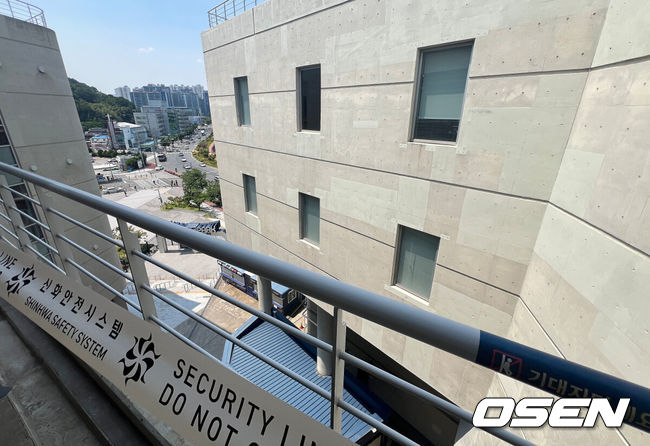 [OSEN=창원, 이석우 기자] 30일 창원NC파크에서 2025 신한 SOL 뱅크 KBO 리그 NC 다이노스와 한화 이글스의 경기가 열린다. 홈팀 NC가 긴 방황을 끝내고 홈구장으로 돌아왔다.창원NC파크 외벽 구조물 추락 사고로 야구팬이 사망한 사고의 원인이 된 루버가 제거되어 있다. 2025.05.30 / foto0307@osen.co.kr