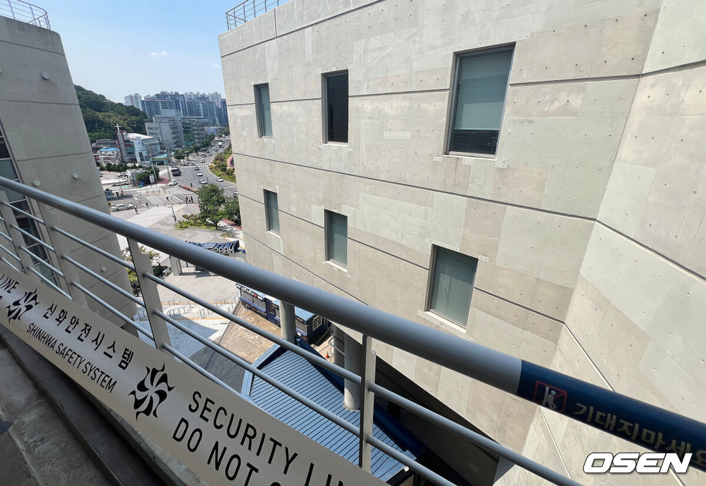 30일 창원NC파크에서 2025 신한 SOL 뱅크 KBO 리그 NC 다이노스와 한화 이글스의 경기가 열린다. 홈팀 NC가 긴 방황을 끝내고 홈구장으로 돌아왔다.창원NC파크 외벽 구조물 추락 사고로 야구팬이 사망한 사고의 원인이 된 루버가 제거되어 있다. 2025.05.30 / foto0307@osen.co.kr