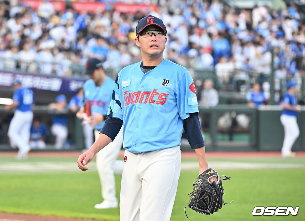 16일 부산 사직야구장에서 2025 신한 SOL 뱅크 KBO 리그 롯데 자이언츠와 삼성 라이온즈의 경기가 열렸다. 홈팀 롯데는 박세웅이, 방문팀 삼성은 최원태가 선발 출전했다.롯데 자이언츠 박세웅이 2회초 2사 2루 삼성 라이온즈 양도근에게 좌익수 앞 1타점 안타를 맞고 아쉬워하고 하고 있다. 2025.08.16 / foto0307@osen.co.kr
