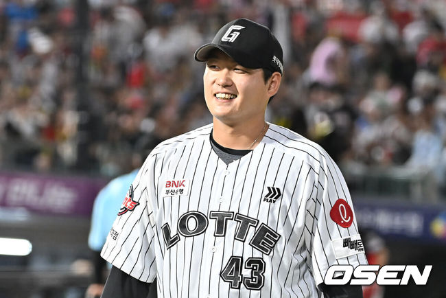 [OSEN=부산, 이석우 기자] 27일 부산 사직야구장에서 2025 신한 SOL 뱅크 KBO 리그 롯데 자이언츠와 KIA 타이거즈의 경기가 열렸다. 홈팀 롯데는 나균안이, 방문팀 KIA는 네일이 선발 출전했다.롯데 자이언츠 선발 투수 나균안이 6회초 수비를 무실점으로 막고 미소짓고 있다. 2025.07.27 / foto0307@osen.co.kr