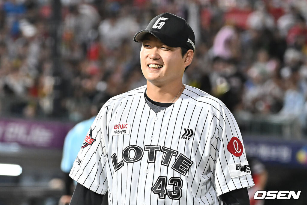 27일 부산 사직야구장에서 2025 신한 SOL 뱅크 KBO 리그 롯데 자이언츠와 KIA 타이거즈의 경기가 열렸다. 홈팀 롯데는 나균안이, 방문팀 KIA는 네일이 선발 출전했다.롯데 자이언츠 선발 투수 나균안이 6회초 수비를 무실점으로 막고 미소짓고 있다. 2025.07.27 / foto0307@osen.co.kr