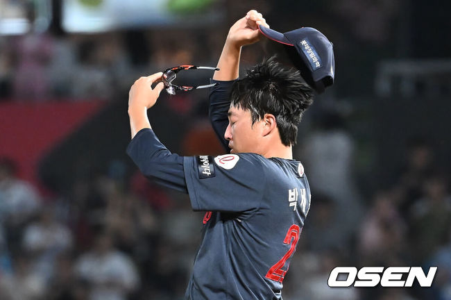 [OSEN=창원, 이석우 기자] 22일 창원NC파크에서 2025 신한 SOL 뱅크 KBO 리그 NC 다이노스와 롯데 자이언츠의 경기가 열렸다. 홈팀 NC는 신민혁이, 방문팀 롯데는 박세웅이 선발 출전했다. 롯데 자이언츠 선발투수 박세웅이 동점을 허용하고 아쉬워하고 있다. 2025.08.22 / foto0307@osen.co.kr