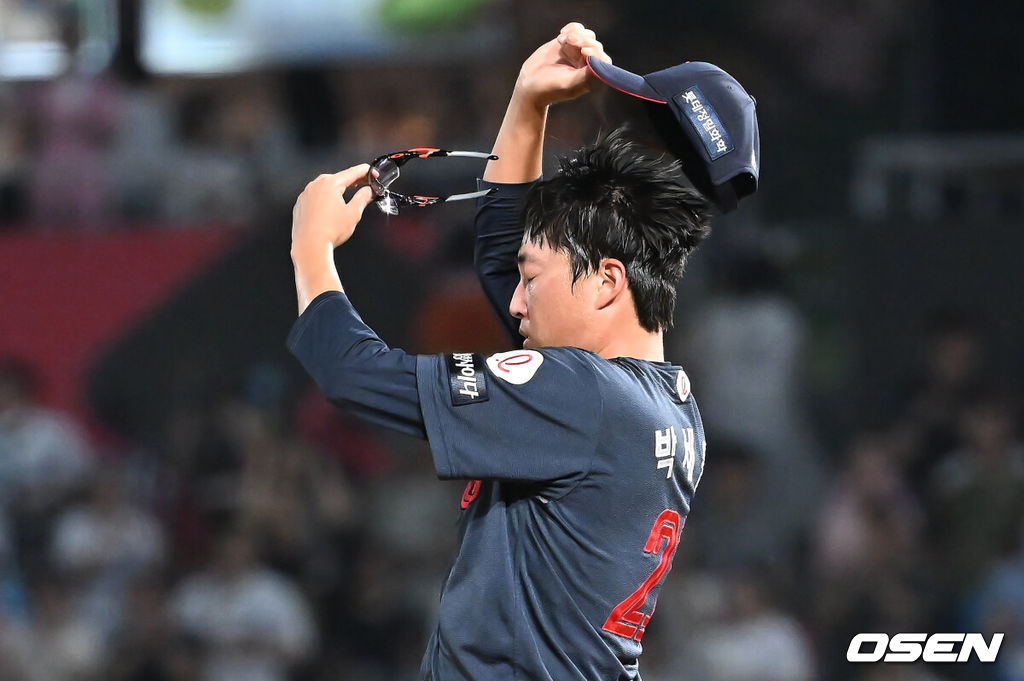 22일 창원NC파크에서 2025 신한 SOL 뱅크 KBO 리그 NC 다이노스와 롯데 자이언츠의 경기가 열렸다. 홈팀 NC는 신민혁이, 방문팀 롯데는 박세웅이 선발 출전했다. 롯데 자이언츠 선발투수 박세웅이 동점을 허용하고 아쉬워하고 있다. 2025.08.22 / foto0307@osen.co.kr