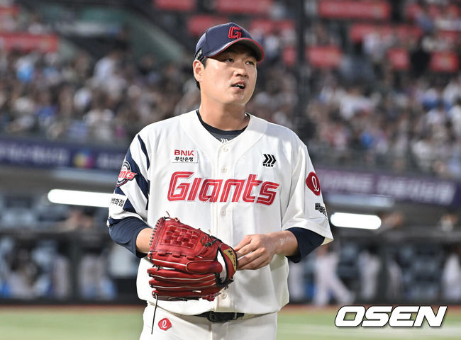 [OSEN=부산, 이석우 기자] 26일 부산 사직야구장에서 2025 신한 SOL 뱅크 KBO 리그 롯데 자이언츠와 KT 위즈의 경기가 열렸다. 홈팀 롯데는 나균안이, 방문팀 KT는 오원석이 선발 출전했다.롯데 자이언츠 나균안이 2회초 장준원에게 역전 2타점 안타를 맞고 아쉬워하고 있다. 2025.08.26 / foto0307@osen.co.kr