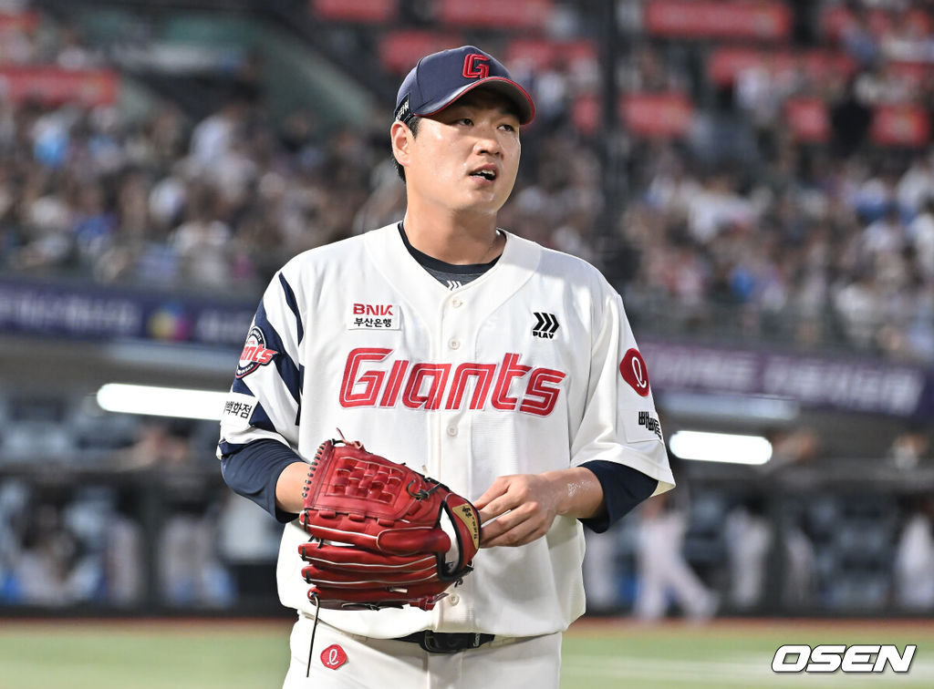 26일 부산 사직야구장에서 2025 신한 SOL 뱅크 KBO 리그 롯데 자이언츠와 KT 위즈의 경기가 열렸다. 홈팀 롯데는 나균안이, 방문팀 KT는 오원석이 선발 출전했다.롯데 자이언츠 나균안이 2회초 장준원에게 역전 2타점 안타를 맞고 아쉬워하고 있다. 2025.08.26 / foto0307@osen.co.kr