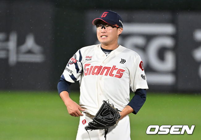 [OSEN=부산, 이석우 기자] 9일 부산 사직야구장에서 2025 신한 SOL 뱅크 KBO 리그 롯데 자이언츠와 한화 이글스의 경기가 열렸다. 홈팀 롯데는 박세웅이, 방문팀 한화는 와이스가 선발 출전했다.롯데 자이언츠 선발 투수 박세웅이 1회초 무사 만루 한화 이글스 노시환에게 2타점 안타를 맞고 아쉬워하고 있다. 2025.09.09 / foto0307@osen.co.kr