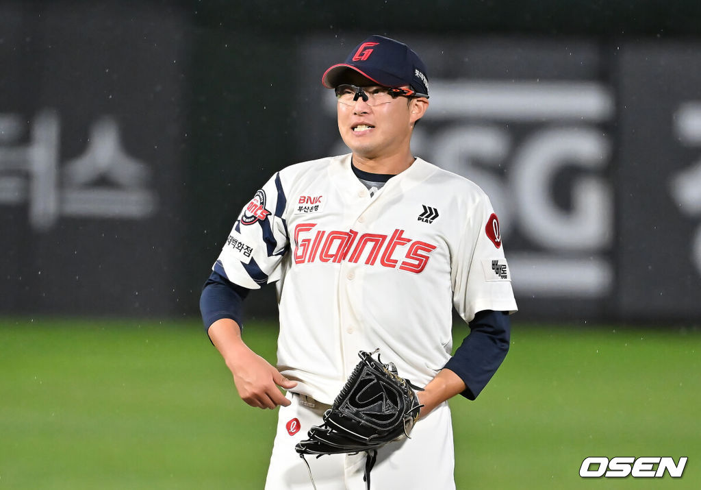 9일 부산 사직야구장에서 2025 신한 SOL 뱅크 KBO 리그 롯데 자이언츠와 한화 이글스의 경기가 열렸다. 홈팀 롯데는 박세웅이, 방문팀 한화는 와이스가 선발 출전했다.롯데 자이언츠 선발 투수 박세웅이 1회초 무사 만루 한화 이글스 노시환에게 2타점 안타를 맞고 아쉬워하고 있다. 2025.09.09 / foto0307@osen.co.kr