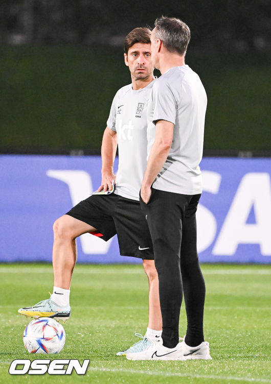       [OSEN=도하(카타르), 박준형 기자] 파울루 벤투 감독이 이끄는 축구대표팀이 29일(현지시간) 카타르 도하 알 에글라 훈련장에 훈련을 가졌다.대표팀은 전날(28일) 카타르 알라이얀의 에듀케이션 시티 스타디움에서 열린&nbsp;2022&nbsp;카타르 월드컵 조별리그 H조 2차전에서 가나에&nbsp;2-3으로 아쉽게 패배했다.세르지우 코스타 수석코치가 벤투 감독과 이야기를 나누고 있다.   2022.11.29 / soul1014@osen.co.kr