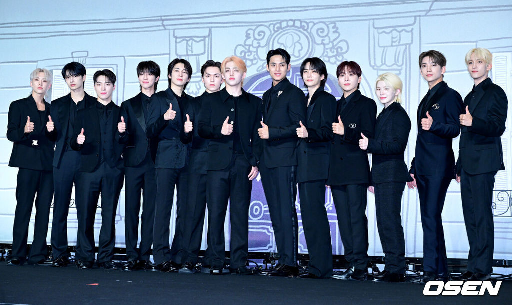 29일 오후 서울 여의도 콘래드호텔에서 세븐틴 베스트 앨범 ‘17 IS RIGHT HERE’ 발매 기념 글로벌 기자간담회가 열렸다.‘17 IS RIGHT HERE’는 세븐틴의 과거-현재-미래를 집대성한 앨범이다. 여기에는 타이틀곡 ‘MAESTRO’를 비롯해 힙합 유닛의 ‘LALALI’, 퍼포먼스 유닛의 ‘Spell’, 보컬 유닛의 ‘청춘찬가’ 등 신곡 4곡과 세븐틴의 이름을 빛낸 역대 타이틀곡 28곡, 연주곡 ‘아낀다 (Inst.)’가 담겼다.그룹 세븐틴(호시, 준, 디노, 디에잇, 원우, 버논, 에스쿱스, 민규, 정한, 승관, 우지, 조슈아, 도겸)이 포토타임을 하고 있다. 2024.04.29 /jpnews@osen.co.kr