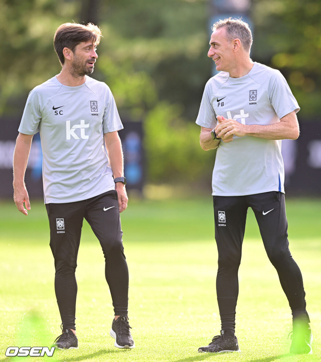 19일 오후 파울루 벤투 감독이 이끄는 축구대표팀이 파주 국가대표 트레이닝 센터(NFC)에 소집 후 훈련을 진행했다.대표팀 파울루 벤투 감독, 세르지우 코스타 수석코치가 이야기를 나누고 있다. 2022.09.19 /ksl0919@osen.co.kr
