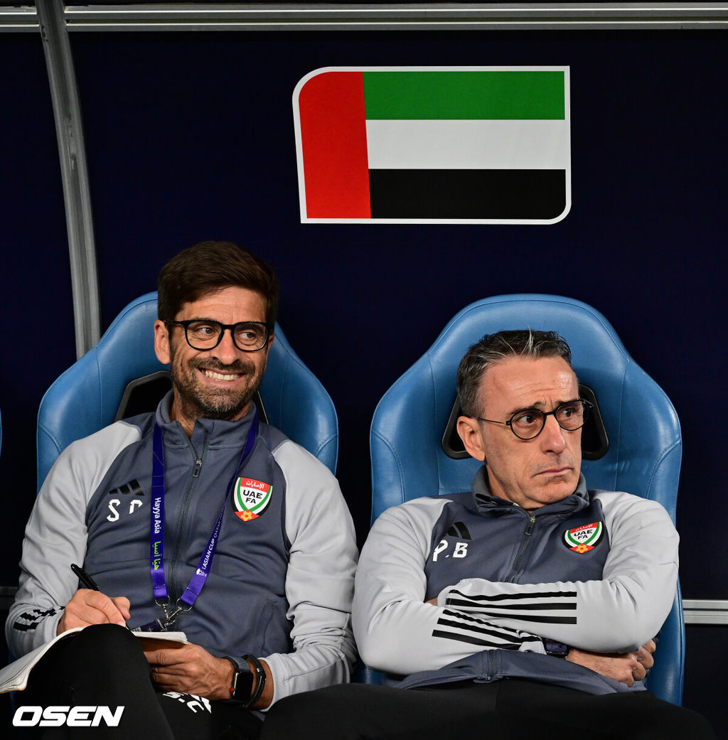 파울루 벤투 감독이 16강 진출을 확정짓지 못했다. 눈을 의심케 하는 자책골과 퇴장 변수가 발목을 잡았다.벤투 감독이 지휘하는 아랍에미리트(UAE)는 19일 오전 2시 30분(이하 한국시간) 카타르 알와크라 알자누브 스타디움에서 열린 2023 아시아축구연맹(AFC) 카타르 아시안컵 C조 조별리그 2차전에서 팔레스타인과 1-1로 비겼다.아랍에미리트 파울루 벤투 감독(왼쪽), 세르지우 코스타 코치가 경기를 준비하고 있다. 2024.01.19 / jpnews.osen.co.kr