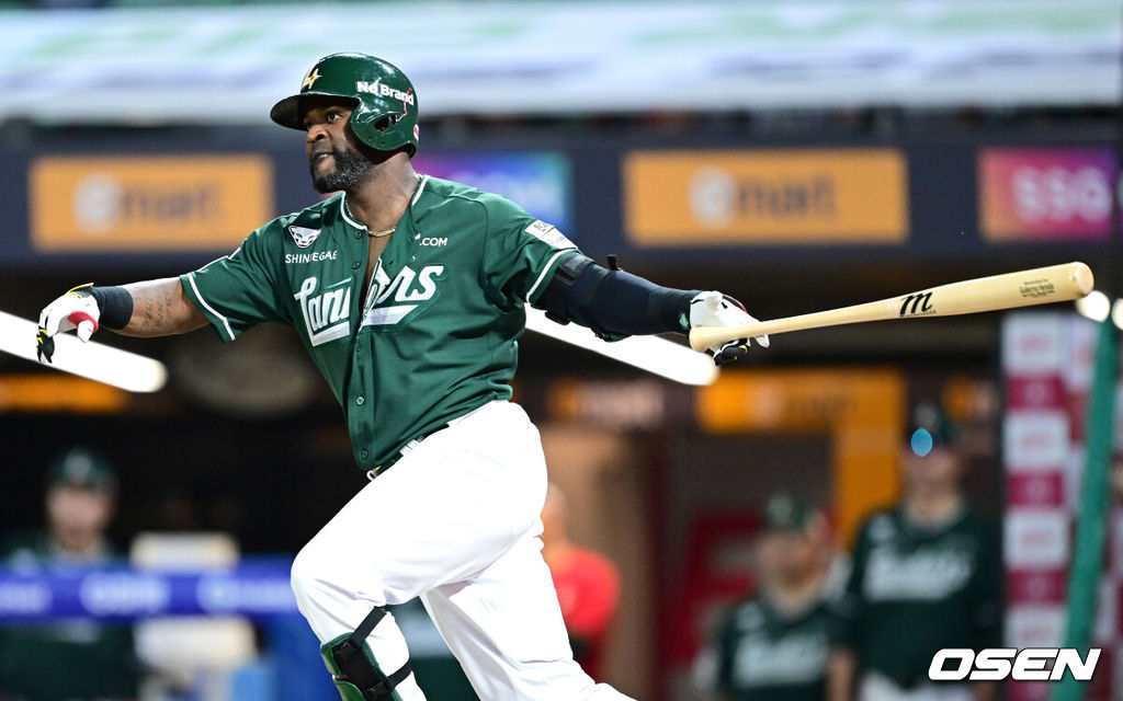 16일 인천 SSG랜더스필드에서 ‘2025 신한 SOL Bank KBO리그’ SSG 랜더스와 LG 트윈스의 경기가 열렸다.홈팀 SSG는 김건우, 방문팀 LG는 송승기를 선발로 내세웠다.8회말 1사 1, 3루 상황 SSG 에레디아가 달아나는 1타점 2루타를 날리고 있다. 2025.08.16 / dreamer@osen.co.kr