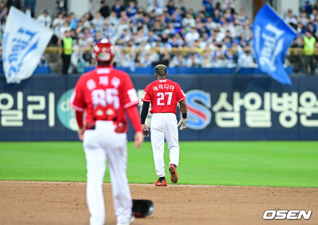 14일 대구 삼성라이온즈파크에서 ‘2025 신한 SOL뱅크 KBO리그’ 준플레이오프(5전 3선승제) 4차전 삼성 라이온즈와 SSG 랜더스의 경기가 열렸다.삼성은 아리엘 후라도, SSG는 김광현을 선발로 내세웠다.6회초 1사 1루 상황 SSG 최정의 병살타 때 런다운에 걸린 주자 에레디아가 삼성 1루수 디아즈에게 태그아웃 된 뒤 헬멧을 내던지고 외야로 향하고 있다. 2025.10.14 / dreamer@osen.co.kr