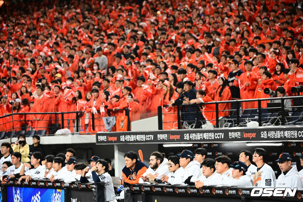 24일 오후 대전 한화생명볼파크에서 2025 신한 SOL Bank KBO리그 포스트시즌 플레이오프 5차전 한화 이글스와 삼성 라이온즈의 경기가 열렸다.한화는 코디 폰세, 삼성은 최원태를 선발 투수로 내세웠다.7회말 한화 공격이 이어지는 가운데 팬들이 열띤 응원을 선보이고 있다. 2025.10.24 /jpnews@osen.co.kr