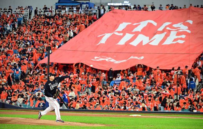 21일 대구 삼성라이온즈파크에서 2025 신한 SOL Bank KBO리그 포스트시즌 플레이오프 3차전 삼성 라이온즈와 한화 이글스의 경기가 열렸다.홈팀 삼성은 후라도, 방문팀 한화는 류현진을 선발로 내세웠다.1회말 마운드에 오른 한화 류현진이 연습피칭을 하고 있다. 2025.10.21 /cej@osen.co.kr