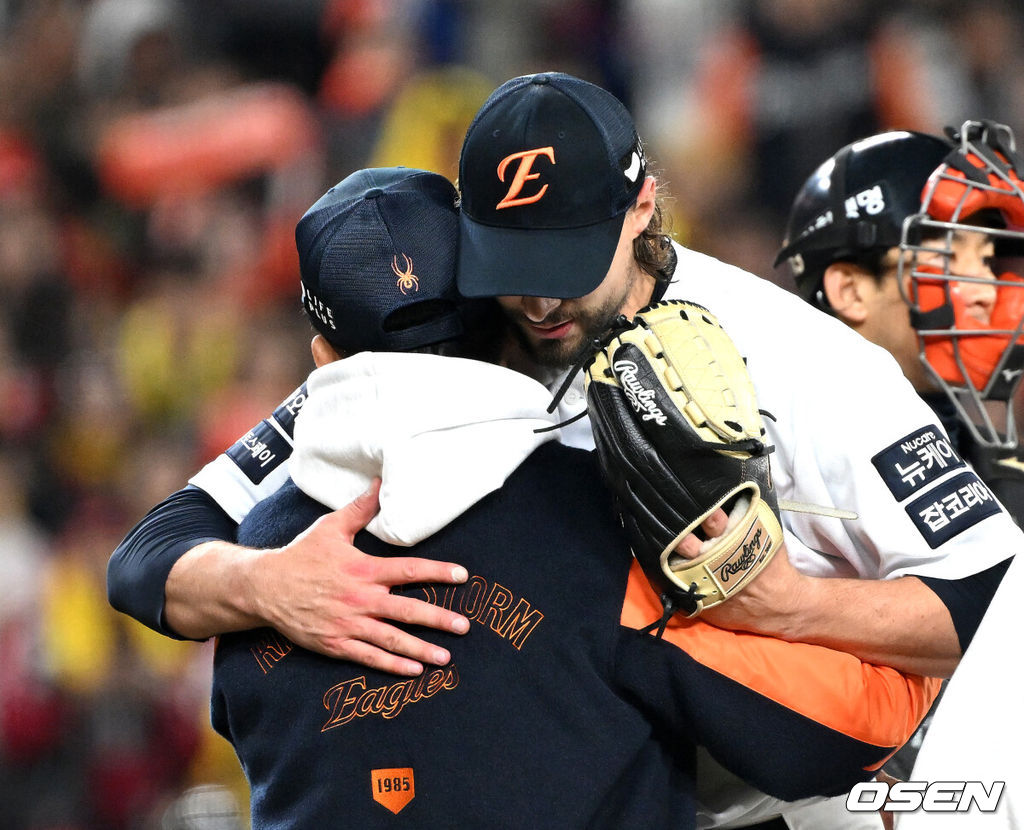 30일 대전 한화생명볼파크에서 2025 신한 SOL Bank KBO리그 포스트시즌 한국시리즈 4차전 한화 이글스와 LG 트윈스의 경기가 열렸다.이날 경기에 한화는 와이스를, LG는 치리노스를 선발투수로 내세웠다. 8회초 2사 2루에서 마운드를 내려온 한화 와이스가 양상문 코치와 포옹을 나누고 있다. 2025.10.30 /sunday@osen.co.kr