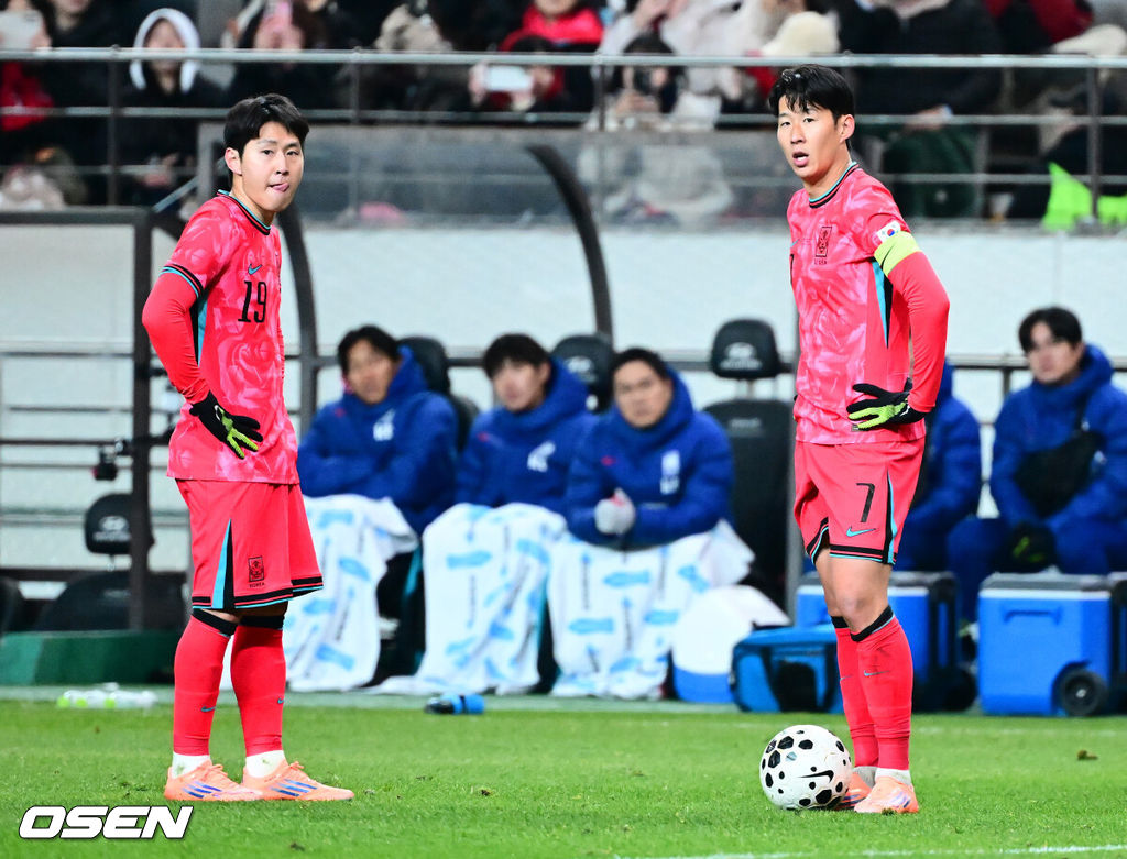 홍명보 감독이 이끄는 한국 축구대표팀이 18일 오후 8시 서울월드컵경기장에서 열린 11월 A매치 두 번째 친선경기에서 '아프리카 강호' 가나를 상대로 1-0 승리했다.내달 2026 국제축구연맹(FIFA) 북중미 월드컵 조 추첨을 앞두고 열리는 마지막 평가전이었다. 한국은 가나까지 잡아내면서 사상 최초로 월드컵 포트 2를 확정하게 됐다. 이로써 대표팀은 홍명보 감독이 부임한 뒤 처음으로 A매치 2연전에서 나란히 승리를 거두게 됐다.후반 대한민국 이강인, 손흥민이 프리킥을 준비하고 있다. 2025.11.18 /jpnews@osen.co.kr