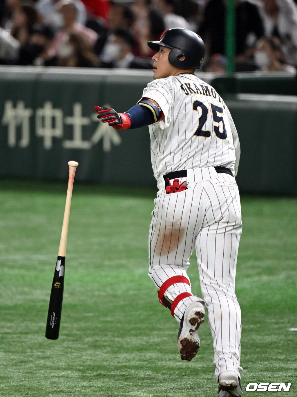 16일 도쿄 도쿄돔에서 2023 WBC(월드베이스볼클래식) 8강전 일본과 이탈리아의 경기가 벌어졌다.3회말 2사 1,2루 오카모토가 스리런 홈런을 치고 타구를 바라보고 있다.2023.03.16/spjj@osen.co.kr