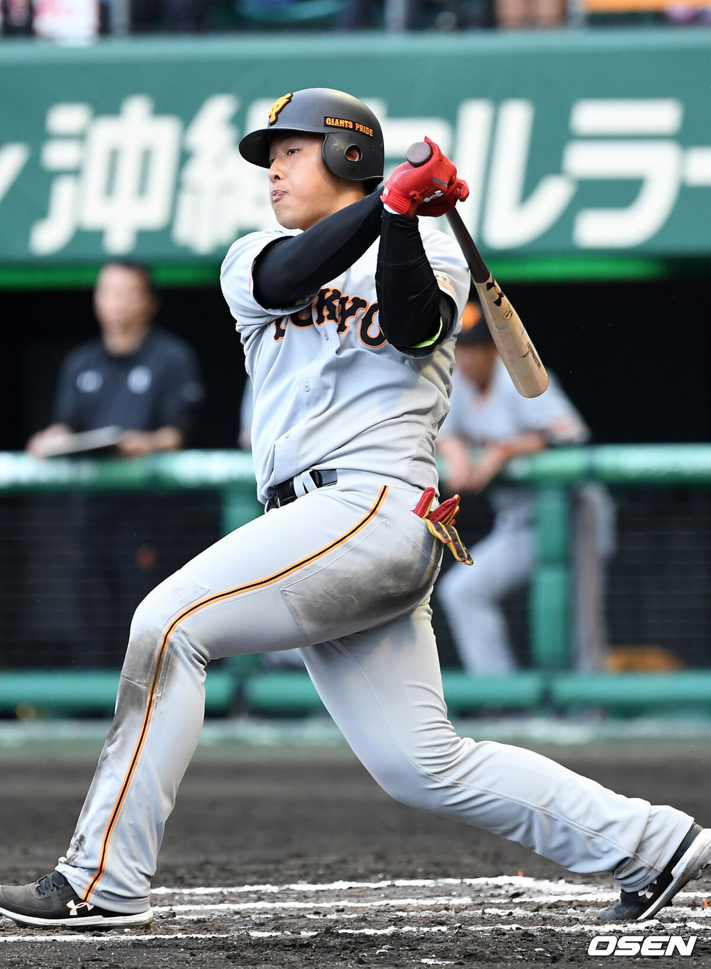 20일 오후 일본 오키나와 나하셀룰러구장에서 벌어진 KIA 타이거즈와 요미우리 자이언츠의 연습경기, 7회초 무사 주자 만루 요미우리 오카모토가 2타점 적시타를 날리고 있다. /rumi@osen.co.kr