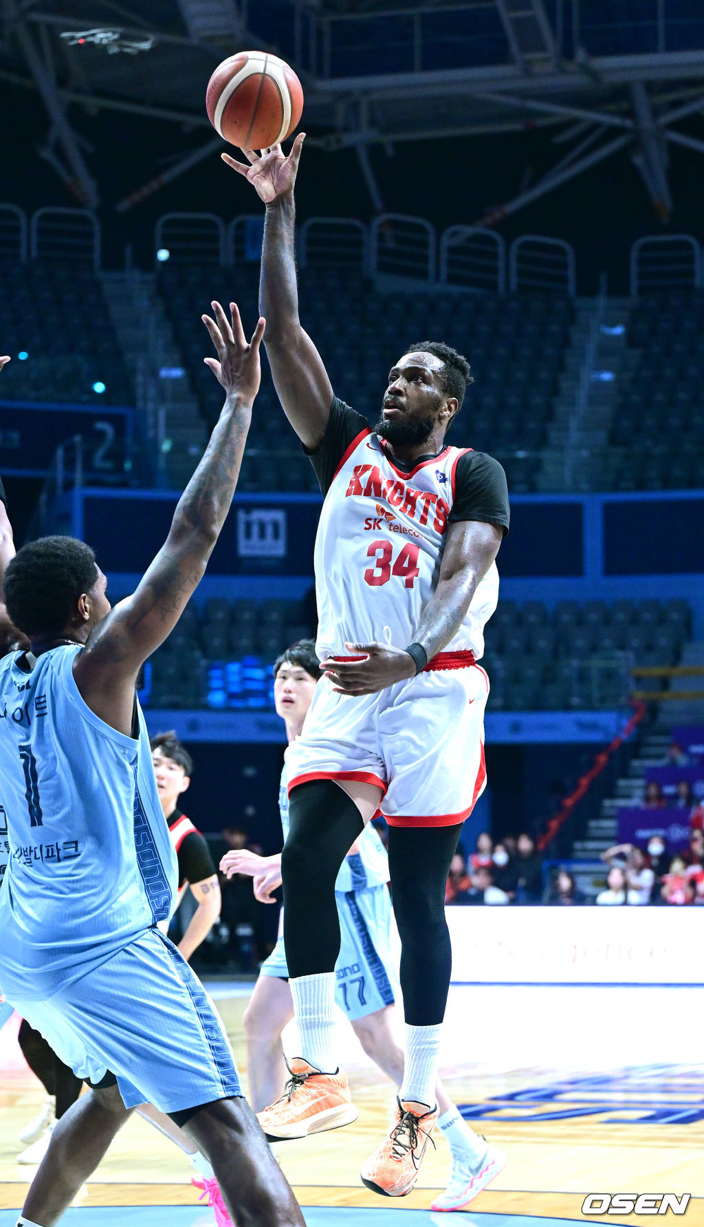 29일 오후 경기도 고양 소노아레나에서 ‘2025-2026 LG전자 프로농구’ 고양 소노와 서울 SK의 경기가 열렸다.홈팀 소노는 9승 16패로 공동 7위, 방문팀 SK는 14승 11패로 5위에 자리하고 있다. 3쿼터, SK 워니가 슛을 시도하고 있다. 2025.12.29 / dreamer@osen.co.kr