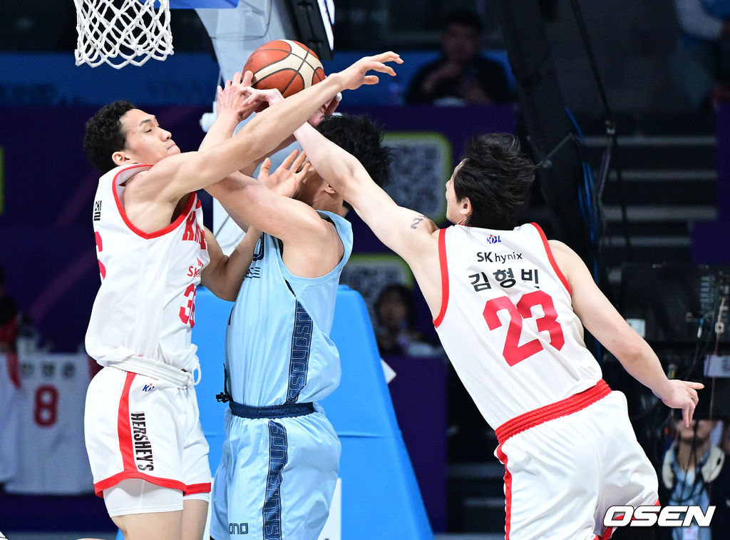 29일 오후 경기도 고양 소노아레나에서 ‘2025-2026 LG전자 프로농구’ 고양 소노와 서울 SK의 경기가 열렸다.홈팀 소노는 9승 16패로 공동 7위, 방문팀 SK는 14승 11패로 5위에 자리하고 있다. 1쿼터, 소노 정희재와 SK 에디 다니엘이 리바운드 다툼 도중 충돌하고 있다. 2025.12.29 / dreamer@osen.co.kr