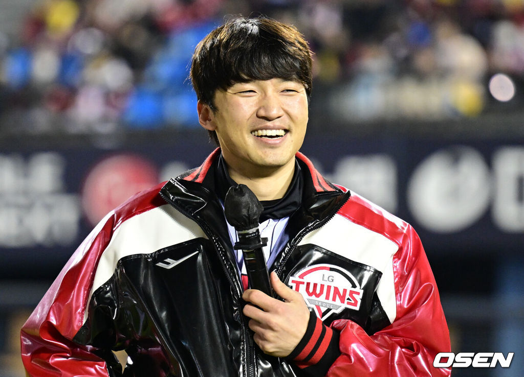 프로야구 LG 트윈스가 22일 서울 잠실구장에서 ‘2025 러브기빙 페스티벌 with 챔피언십’을 개최했다.이번 행사는 2008년 ‘LG 트윈스 러브페스티벌’로 야구 꿈나무들을 위한 후원행사로 시작해, 2017년부터 ‘러브기빙데이’로 이름을 바꿔 팬과 선수단이 함께하는 자선행사다.전날 LG와 FA를 계약한 박해민이 소감을 전하고 있다. 2025.11.22 /cej@osen.co.kr