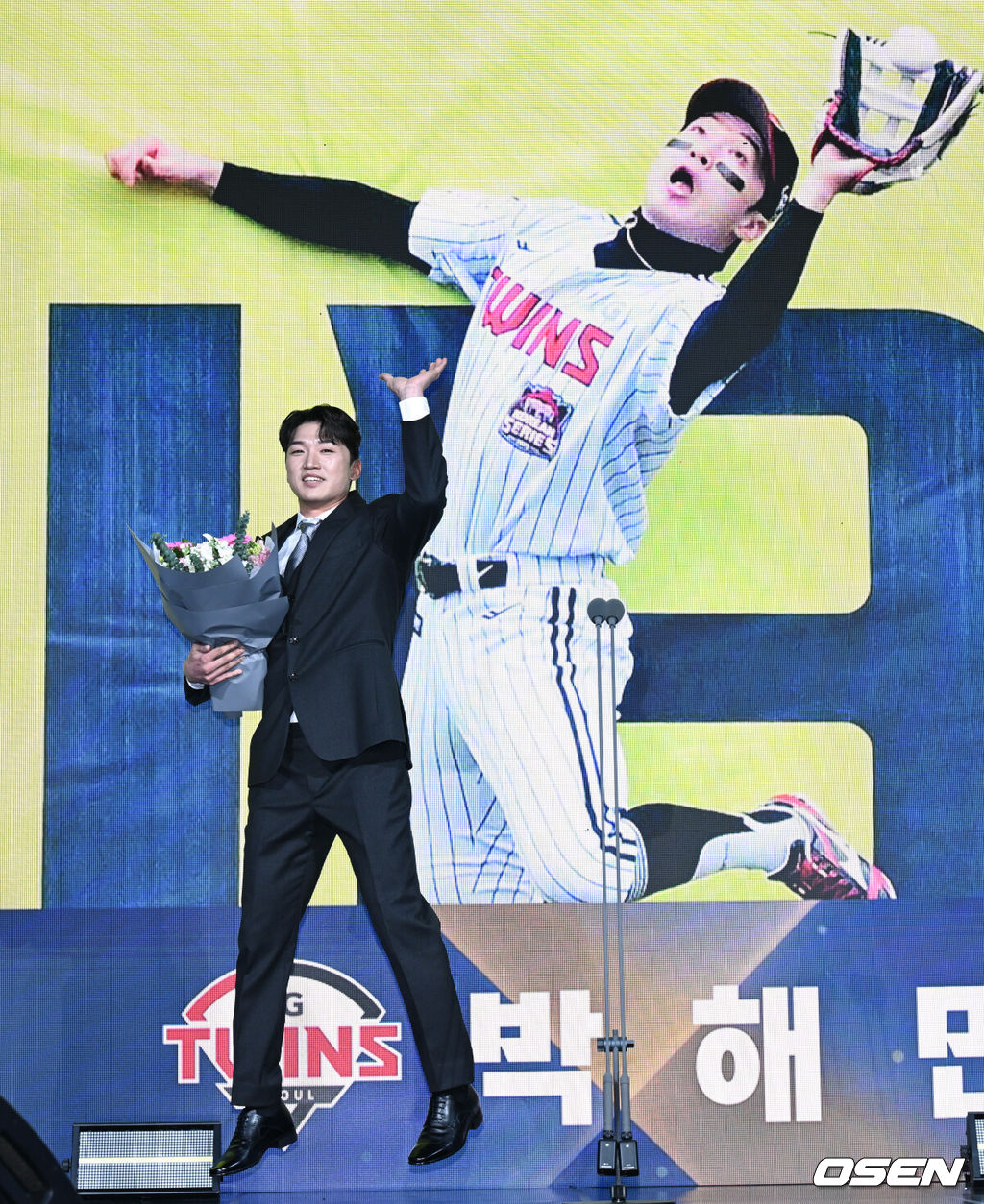 LG 트윈스 박해민이 9일 서울 송파구 잠실동 롯데호텔 월드에서 진행된 2025 신한은행 SOL 뱅크 KBO 골든글러브 시상식에서 골든포토상을 수상하며 장면을 재연하고 있다.올 한 해 최고의 장면을 연출한 선수에게 시상하는 골든포토상은 한국스포츠사진기자회의 특별상으로 1994년 신설되었다.올해 선정된 사진은 LG 박해민이 한국시리즈 1차전에서 한화 문현빈의 장타성 타구를 펜스 앞에서 점프캐치 하는 장면이다.골든포토상 수상자에게는 트로피와 액자, 니콘이미징코리아에서 후원한 미러리스 카메라가 부상으로 전달된다. 2025.12.09 /cej@osen.co.kr