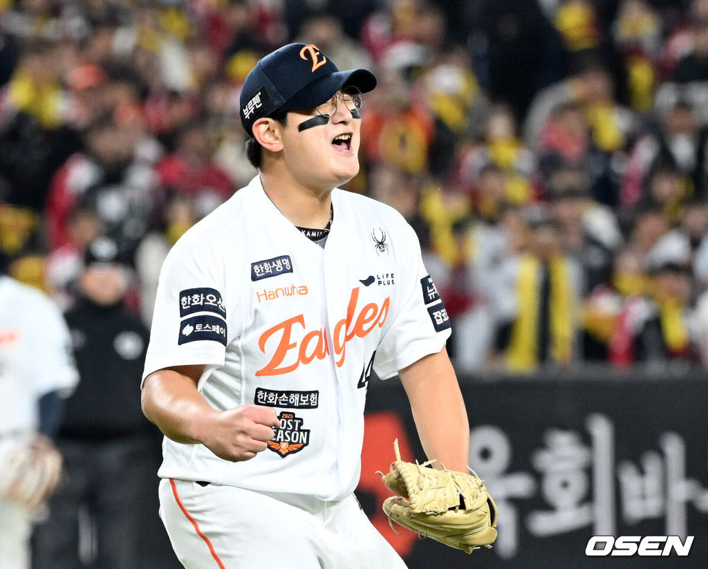 한화는 29일 대전 한화생명볼파크에서 열린 2025 신한 SOL뱅크 KBO 한국시리즈 3차전 LG 트윈스와의 경기에서 7-3 역전승을 거뒀다. 1차전과 2차전을 모두 내준 한화는 이날 승리로 시리즈 전적 1승 2패 추격을 시작했다. 경기 종료 후 한화 김서현이 환호하고 있다. 2025.10.29 /sunday@osen.co.kr