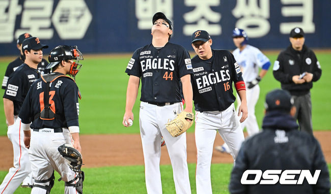 [OSEN=대구, 이석우 기자] 22일 대구 삼성라이온즈파크에서 2025 신한 SOL뱅크 KBO 플레이오프 삼성 라이온즈와 한화 이글스의 4차전 경기가 열렸다. 홈팀 삼성은 원태인이, 방문팀 한화는 정우주가 선발 투수로 출전했다.한화 이글스 김서현이 6회말 삼성 라이온즈 김영웅에게 동점 3점 홈런을 허용한 후 교체되고 있다. 2025.10.22 / foto0307@osen.co.kr