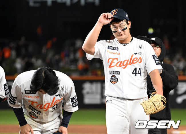 [OSEN=대전, 이대선 기자] 한화는 29일 대전 한화생명볼파크에서 열린 2025 신한 SOL뱅크 KBO 한국시리즈 3차전 LG 트윈스와의 경기에서 7-3 역전승을 거뒀다. 1차전과 2차전을 모두 내준 한화는 이날 승리로 시리즈 전적 1승 2패 추격을 시작했다.&nbsp;경기 종료 후 한화 김서현이 관중석을 향해 인사를 하고 있다. 2025.10.29 /sunday@osen.co.kr