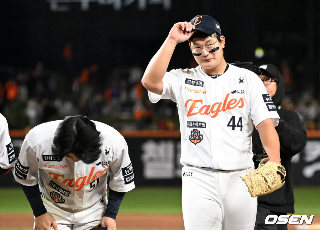 한화는 29일 대전 한화생명볼파크에서 열린 2025 신한 SOL뱅크 KBO 한국시리즈 3차전 LG 트윈스와의 경기에서 7-3 역전승을 거뒀다. 1차전과 2차전을 모두 내준 한화는 이날 승리로 시리즈 전적 1승 2패 추격을 시작했다. 경기 종료 후 한화 김서현이 관중석을 향해 인사를 하고 있다. 2025.10.29 /sunday@osen.co.kr