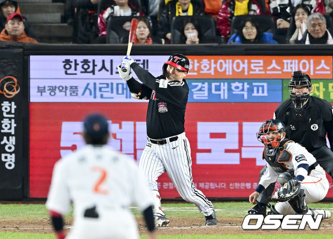 [OSEN=대전, 박준형 기자] 프로야구 LG 트윈스가 9회에만 6점을 올리는 극적인 역전승을 거두고 한국시리즈 승기를 잡았다.LG는 30일 대전 한화생명볼파크에서 열린 2025 신한 SOL뱅크 KBO 한국시리즈 4차전 한화 이글스와의 경기에서 7-4로 승리했다. 이날 승리로 LG는 시리즈 전적 3승 1패를 선점했다. 역대 한국시리즈에서 3승 1패를 선점한 팀이 우승한 확률은 94.4%(17/18)다. LG의 한국시리즈 우승까지는 단 1승이 남았다.9회초 2사 2,3루 LG 김현수가 역전 2타점 적시타를 날리고 있다.   2025.10.30 / soul1014@osen.co.kr