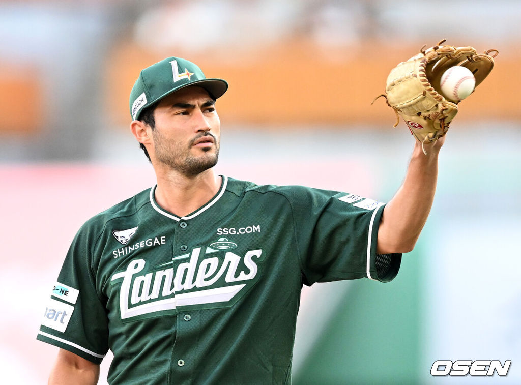 15일 오후 인천 SSG랜더스필드에서 2025 신한 SOL Bank KBO리그 SSG 랜더스와 LG 트윈스의 경기가 열렸다.SSG는 화이트, LG는 치리노스를 선발 투수로 내세웠다.1회초 무사에서 SSG 화이트가 투구를 준비하고 있다. 2025.08.15 /sunday@osen.co.kr