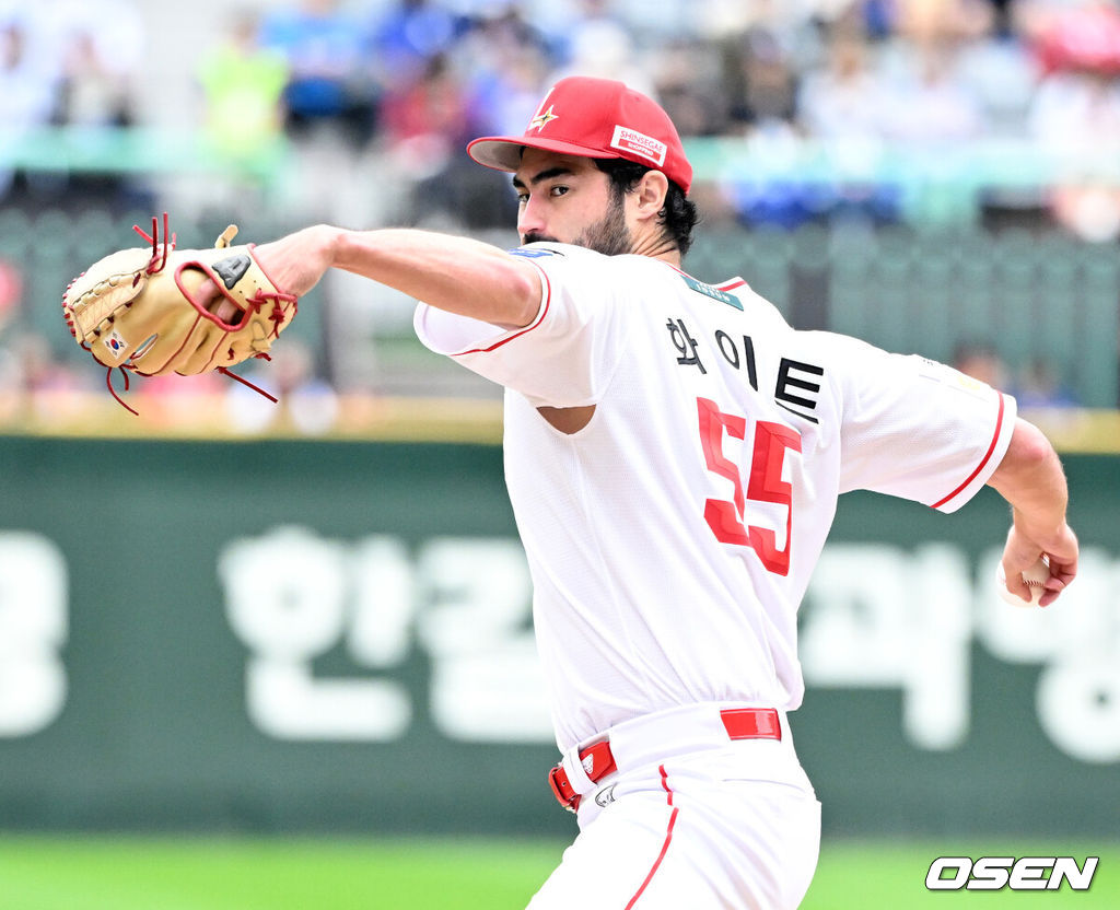 9일 인천 SSG랜더스필드에서 2025 신한 SOL뱅크 KBO리그 준플레이오프(5전 3선승제) 1차전 SSG 랜더스와 삼성 라이온즈의 경기가 열렸다.SSG은 화이트, 삼성은 최원태를 선발 투수로 내세웠다.1회초 무사에서 SSG 선발투수 화이트가 역투하고 있다. 2025.10.09 /sunday@osen.co.kr