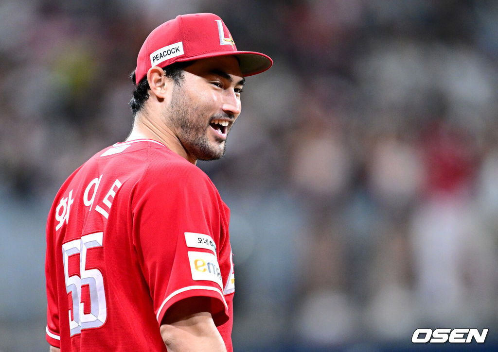 17일 서울 고척스카이돔에서 ‘2025 신한 SOL Bank KBO리그’ 키움 히어로즈와 SSG 랜더스의 경기가 열렸다.홈팀 키움은 김윤하, 방문팀 SSG은 미치 화이트를 선발로 내세웠다.6회말 무사 선두타자로 나선 키움 임지열을 내야 땅볼로 이끈 SSG 선발 미치 화이트가 야수들을 바라보며 미소짓고 있다. 2025.06.17 / dreamer@osen.co.kr