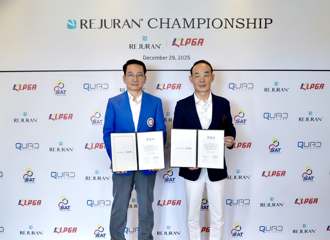 대회 개최 조인식을 갖고 있는 KLPGA 김상열 회장(왼쪽)과 파마리서치 정상수 회장.