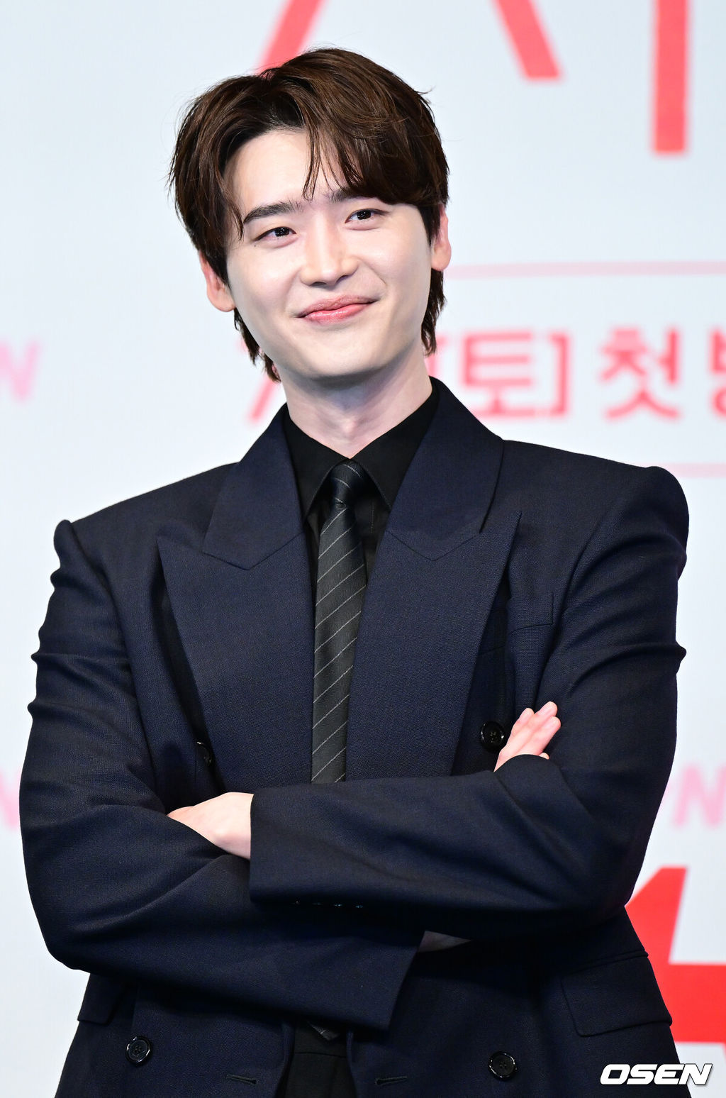 1일 오후 서울 신도림동 더링크서울 트리뷰트 포트폴리오 호텔에서 tvN 새 토일드라마 ‘서초동’ 제작발표회가 열렸다.‘서초동’은 매일 서초동 법조타운으로 출근하는 어쏘 변호사(법무법인에 고용되어 월급을 받는 변호사) 5인방의 희로애락 성장기를 담아내는 드라마다.배우 이종석이 포토타임을 하고 있다. 2025.07.01 / dreamer@osen.co.kr