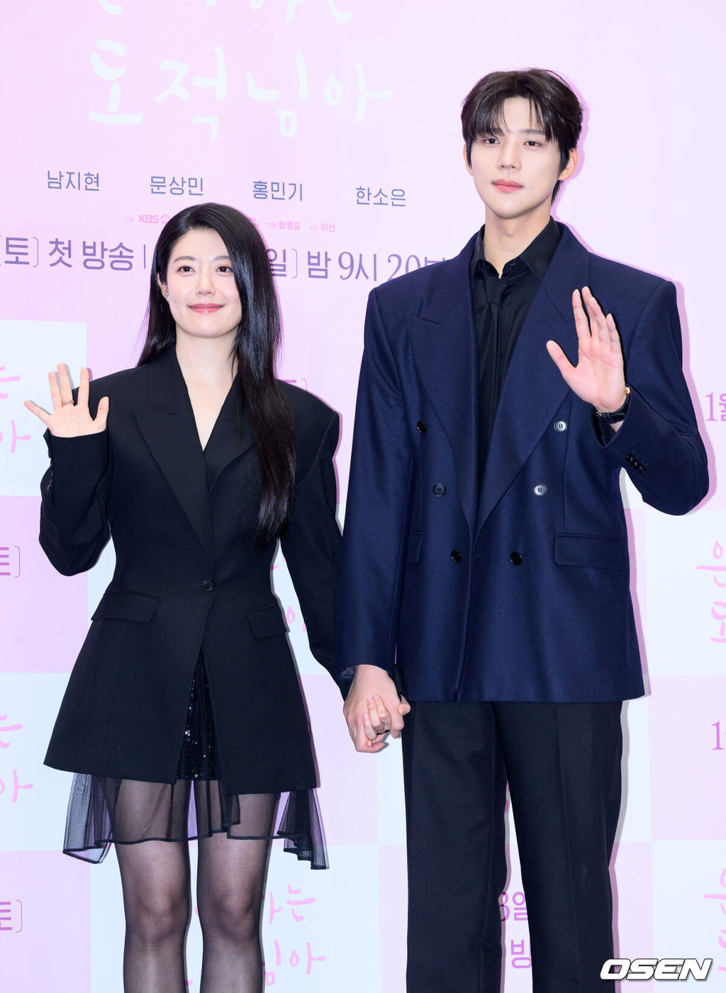 30일 오후 서울 마포구 스탠포드 호텔 서울에서 KBS 2TV 새 토일 미니시리즈 ‘은애하는 도적님아’ 제작발표회가 열렸다.어쩌다 천하제일 도적이 된 여인과 그녀를 쫓던 대군, 두 남녀의 영혼이 바뀌면서 서로를 구원하고 종국엔 백성을 지켜내는 위험하고 위대한 로맨스를 담은 KBS 2TV 새 토일 미니시리즈 ‘은애하는 도적님아’는 오는 2026년 1월 3일(토) 밤 9시 20분에 첫 방송된다.배우 남지현, 문상민이 포토타임을 가지고 있다. 2025.12.30 /sunday@osen.co.kr