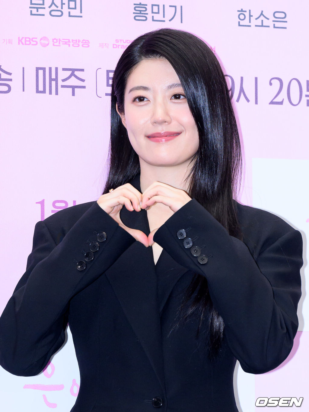 30일 오후 서울 마포구 스탠포드 호텔 서울에서 KBS 2TV 새 토일 미니시리즈 ‘은애하는 도적님아’ 제작발표회가 열렸다.어쩌다 천하제일 도적이 된 여인과 그녀를 쫓던 대군, 두 남녀의 영혼이 바뀌면서 서로를 구원하고 종국엔 백성을 지켜내는 위험하고 위대한 로맨스를 담은 KBS 2TV 새 토일 미니시리즈 ‘은애하는 도적님아’는 오는 2026년 1월 3일(토) 밤 9시 20분에 첫 방송된다.배우 남지현이 포토타임을 가지고 있다. 2025.12.30 /sunday@osen.co.kr