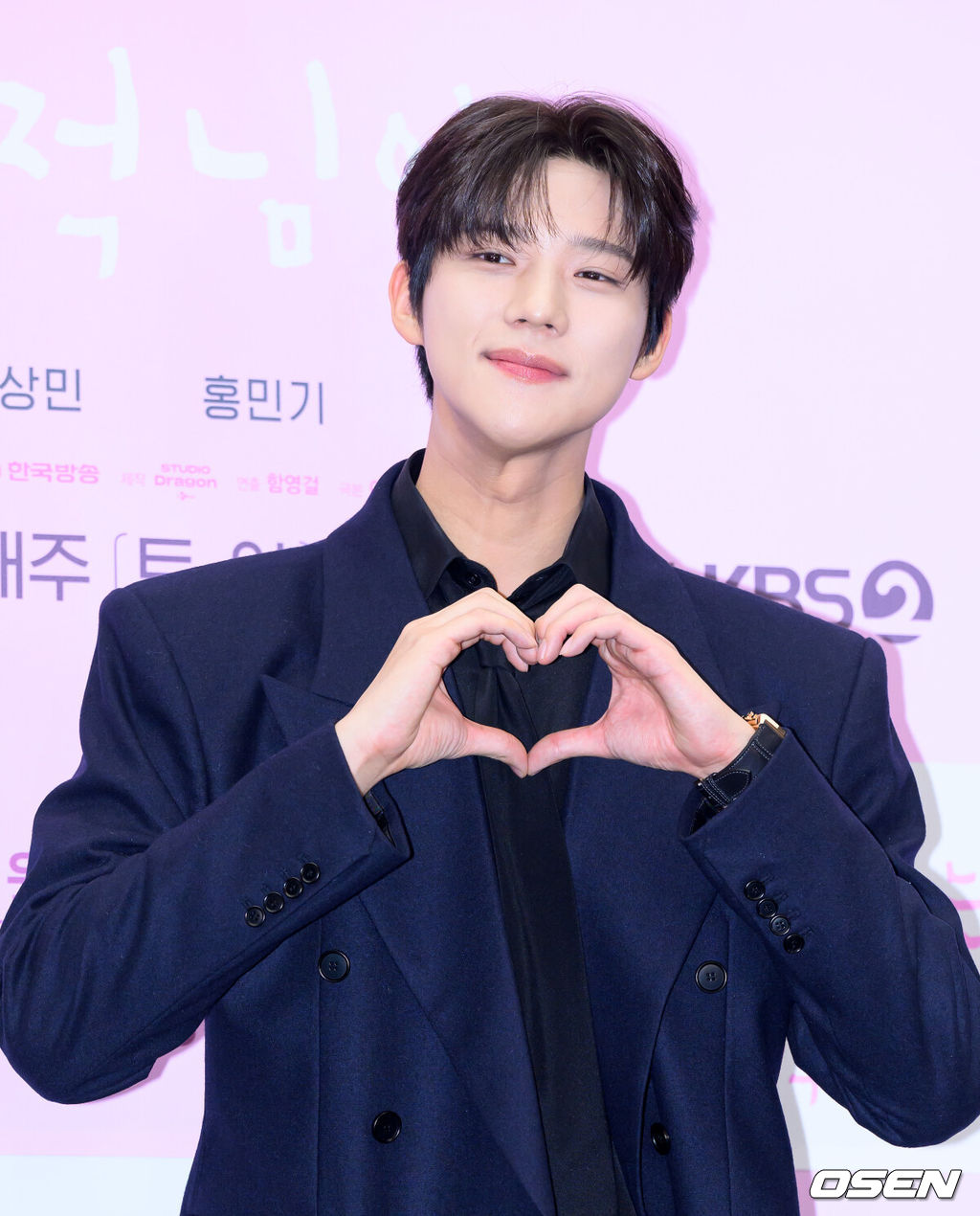 30일 오후 서울 마포구 스탠포드 호텔 서울에서 KBS 2TV 새 토일 미니시리즈 ‘은애하는 도적님아’ 제작발표회가 열렸다.어쩌다 천하제일 도적이 된 여인과 그녀를 쫓던 대군, 두 남녀의 영혼이 바뀌면서 서로를 구원하고 종국엔 백성을 지켜내는 위험하고 위대한 로맨스를 담은 KBS 2TV 새 토일 미니시리즈 ‘은애하는 도적님아’는 오는 2026년 1월 3일(토) 밤 9시 20분에 첫 방송된다.배우 문상민이 포토타임을 가지고 있다. 2025.12.30 /sunday@osen.co.kr