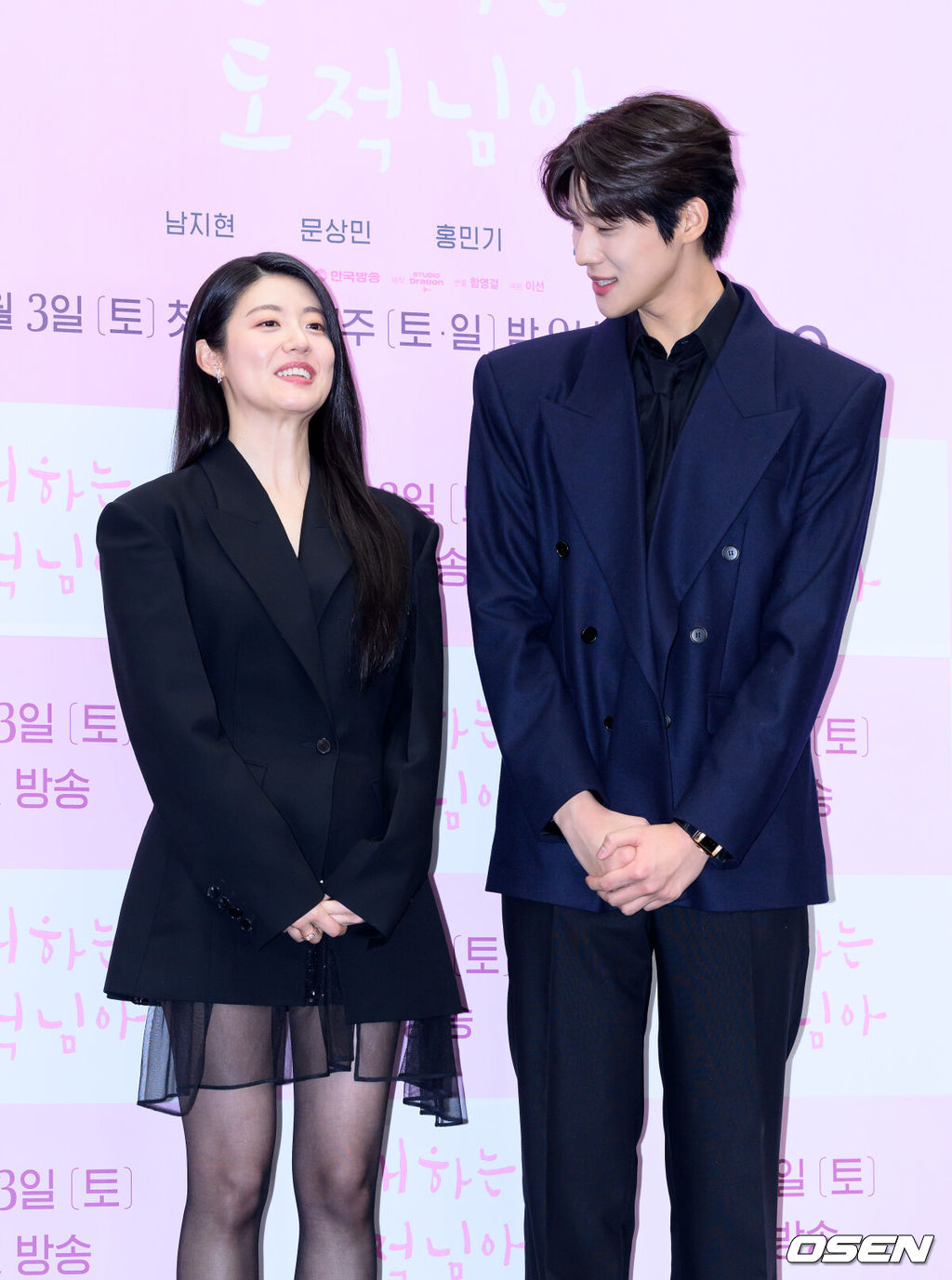 30일 오후 서울 마포구 스탠포드 호텔 서울에서 KBS 2TV 새 토일 미니시리즈 ‘은애하는 도적님아’ 제작발표회가 열렸다.어쩌다 천하제일 도적이 된 여인과 그녀를 쫓던 대군, 두 남녀의 영혼이 바뀌면서 서로를 구원하고 종국엔 백성을 지켜내는 위험하고 위대한 로맨스를 담은 KBS 2TV 새 토일 미니시리즈 ‘은애하는 도적님아’는 오는 2026년 1월 3일(토) 밤 9시 20분에 첫 방송된다.배우 남지현, 문상민이 포토타임을 가지고 있다. 2025.12.30 /sunday@osen.co.kr