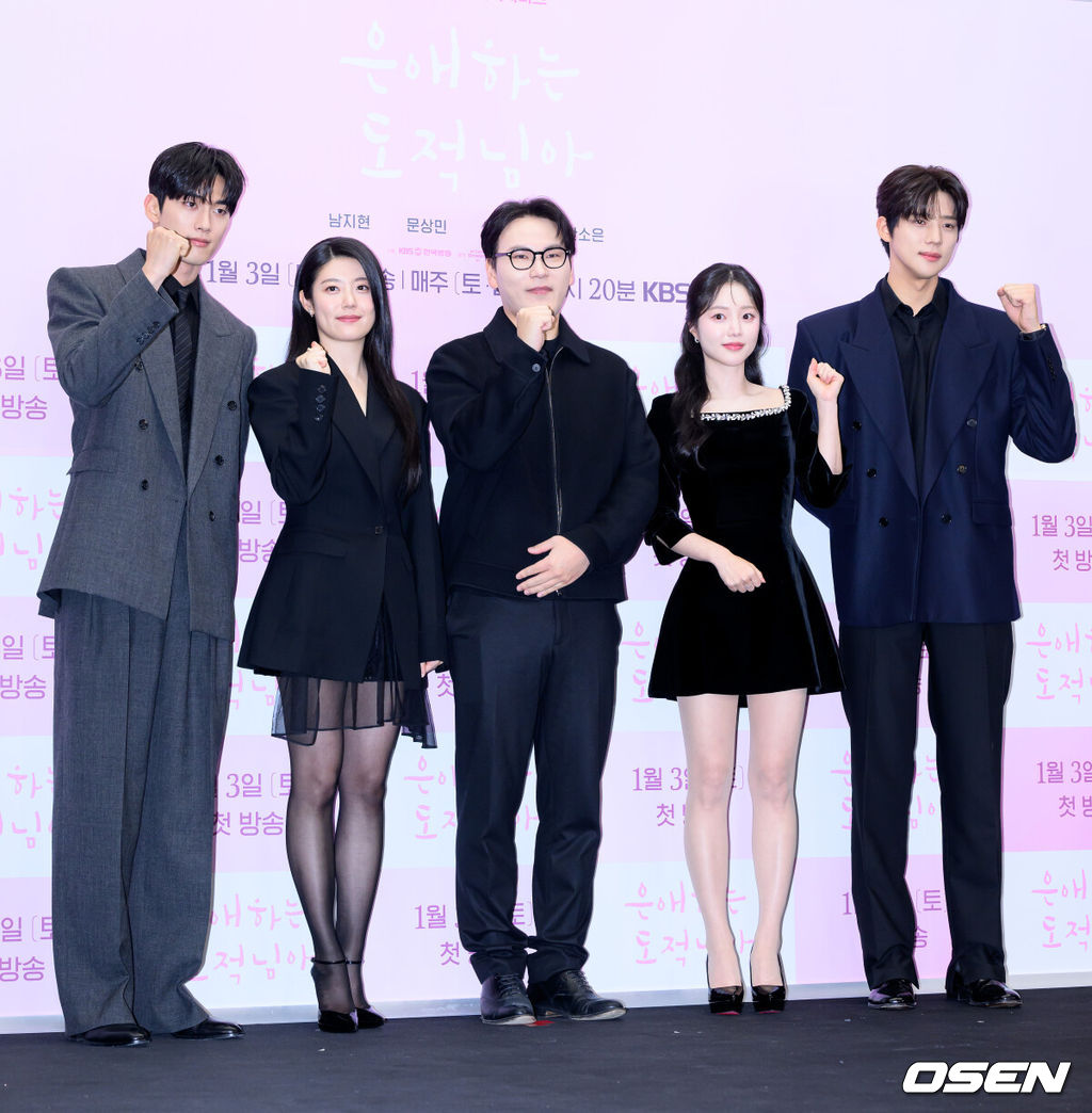 30일 오후 서울 마포구 스탠포드 호텔 서울에서 KBS 2TV 새 토일 미니시리즈 ‘은애하는 도적님아’ 제작발표회가 열렸다.어쩌다 천하제일 도적이 된 여인과 그녀를 쫓던 대군, 두 남녀의 영혼이 바뀌면서 서로를 구원하고 종국엔 백성을 지켜내는 위험하고 위대한 로맨스를 담은 KBS 2TV 새 토일 미니시리즈 ‘은애하는 도적님아’는 오는 2026년 1월 3일(토) 밤 9시 20분에 첫 방송된다.배우 홍민기, 남지현, 함영걸 감독, 한소은, 문상민이 포토타임을 가지고 있다. 2025.12.30 /sunday@osen.co.kr