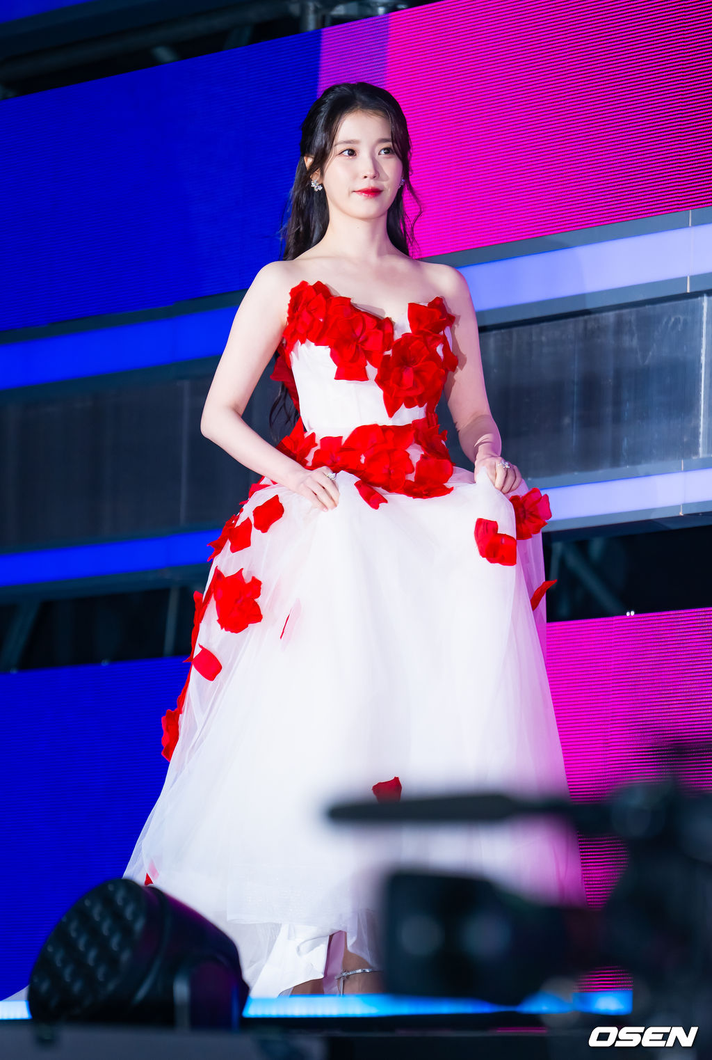 29일 오후 서울 동대문 DDP 아트홀 1관에서 ‘2025 서울콘 에이판 스타 어워즈(2025 SEOULCON APAN STAR AWARDS)’가 열렸다.이 시상식은 지난 2012년 출범 이후 약 11년째 전통을 이어오며 전 세계 K-드라마 팬들과의 교류를 확대하고 산업 전반의 활력을 이끌어왔다. 지난해에 이어 올해도 배우 김승우와 방송인 박선영이 시상식 진행을 맡는다. 배우 아이유(이지은)가 포토타임을 하고 있다. 2025.12.29 / rumi@osen.co.kr