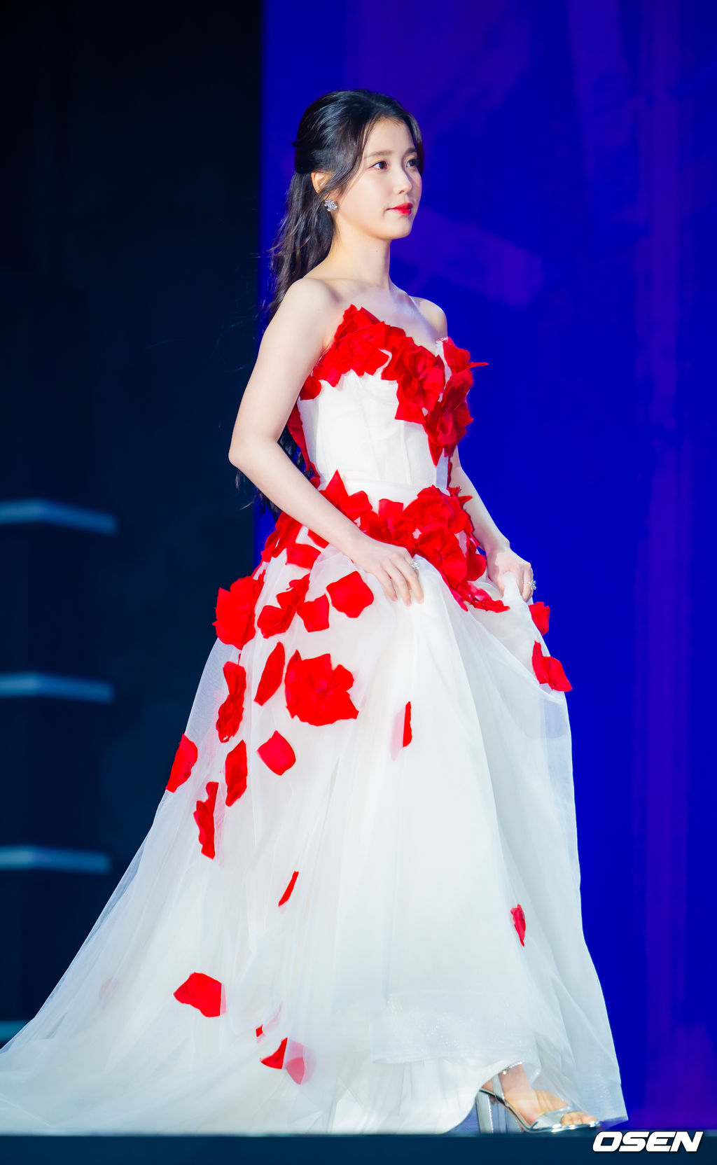 29일 오후 서울 동대문 DDP 아트홀 1관에서 ‘2025 서울콘 에이판 스타 어워즈(2025 SEOULCON APAN STAR AWARDS)’가 열렸다.이 시상식은 지난 2012년 출범 이후 약 11년째 전통을 이어오며 전 세계 K-드라마 팬들과의 교류를 확대하고 산업 전반의 활력을 이끌어왔다. 지난해에 이어 올해도 배우 김승우와 방송인 박선영이 시상식 진행을 맡는다. 배우 아이유(이지은)가 포토타임을 하고 있다. 2025.12.29 / rumi@osen.co.kr