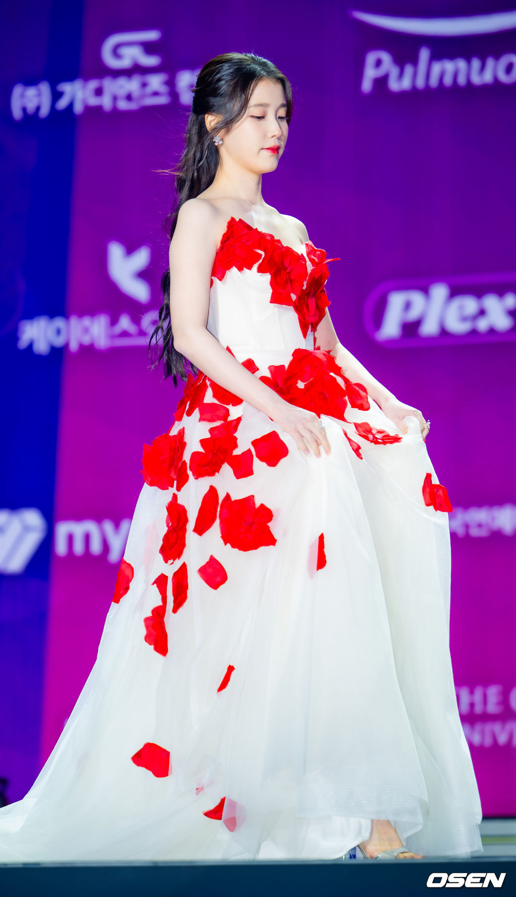 29일 오후 서울 동대문 DDP 아트홀 1관에서 ‘2025 서울콘 에이판 스타 어워즈(2025 SEOULCON APAN STAR AWARDS)’가 열렸다.이 시상식은 지난 2012년 출범 이후 약 11년째 전통을 이어오며 전 세계 K-드라마 팬들과의 교류를 확대하고 산업 전반의 활력을 이끌어왔다. 지난해에 이어 올해도 배우 김승우와 방송인 박선영이 시상식 진행을 맡는다. 배우 아이유(이지은)가 포토타임을 하고 있다. 2025.12.29 / rumi@osen.co.kr