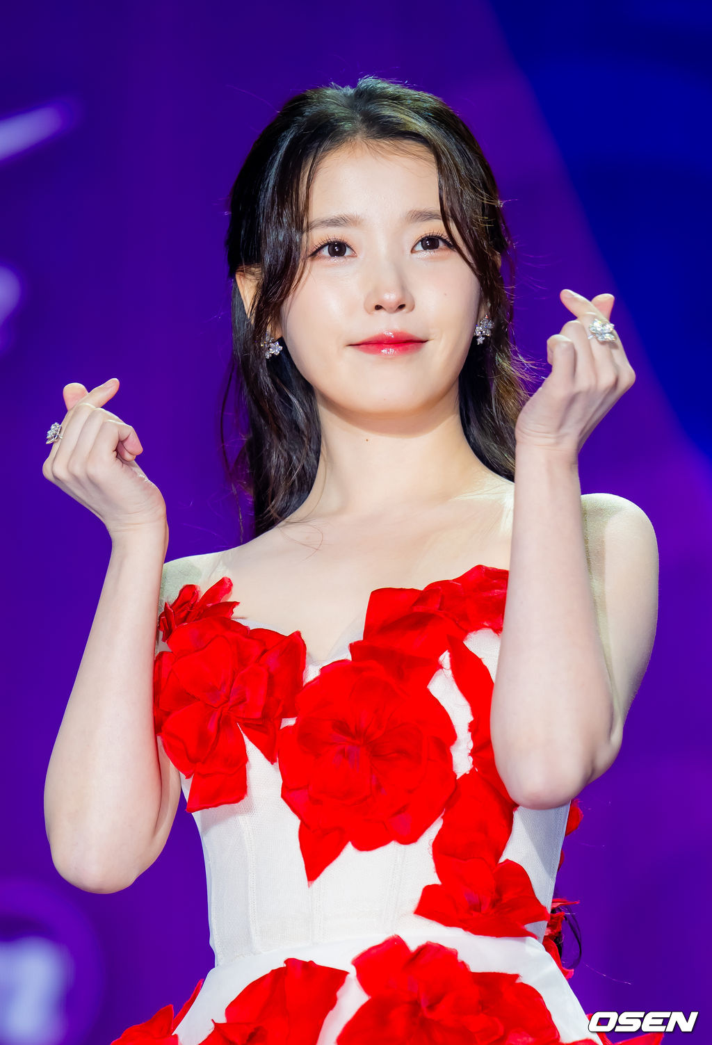 29일 오후 서울 동대문 DDP 아트홀 1관에서 ‘2025 서울콘 에이판 스타 어워즈(2025 SEOULCON APAN STAR AWARDS)’가 열렸다.이 시상식은 지난 2012년 출범 이후 약 11년째 전통을 이어오며 전 세계 K-드라마 팬들과의 교류를 확대하고 산업 전반의 활력을 이끌어왔다. 지난해에 이어 올해도 배우 김승우와 방송인 박선영이 시상식 진행을 맡는다. 배우 아이유(이지은)가 포토타임을 하고 있다. 2025.12.29 / rumi@osen.co.kr