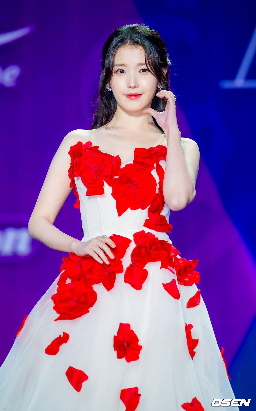 29일 오후 서울 동대문 DDP 아트홀 1관에서 ‘2025 서울콘 에이판 스타 어워즈(2025 SEOULCON APAN STAR AWARDS)’가 열렸다.이 시상식은 지난 2012년 출범 이후 약 11년째 전통을 이어오며 전 세계 K-드라마 팬들과의 교류를 확대하고 산업 전반의 활력을 이끌어왔다. 지난해에 이어 올해도 배우 김승우와 방송인 박선영이 시상식 진행을 맡는다. 배우 아이유(이지은)가 포토타임을 하고 있다. 2025.12.29 / rumi@osen.co.kr